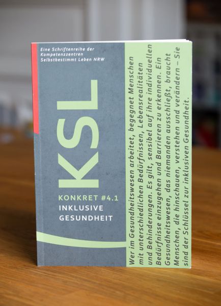 Bild von der KSL-Konkret 4.1 auf einem Holztisch