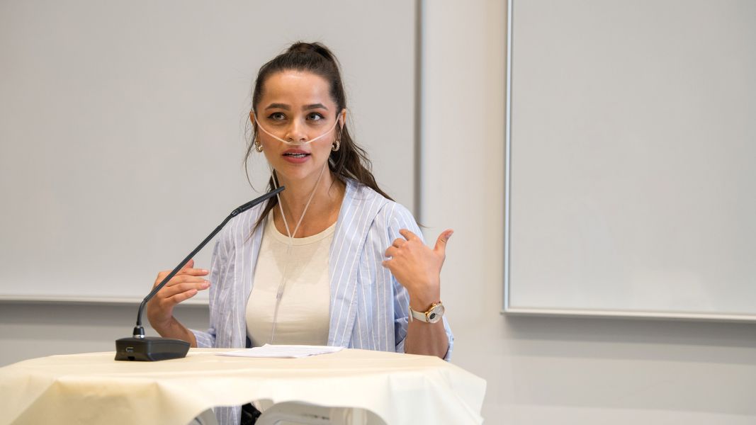 Ein Foto von Sabrina Lorenz während ihres Vortrags.