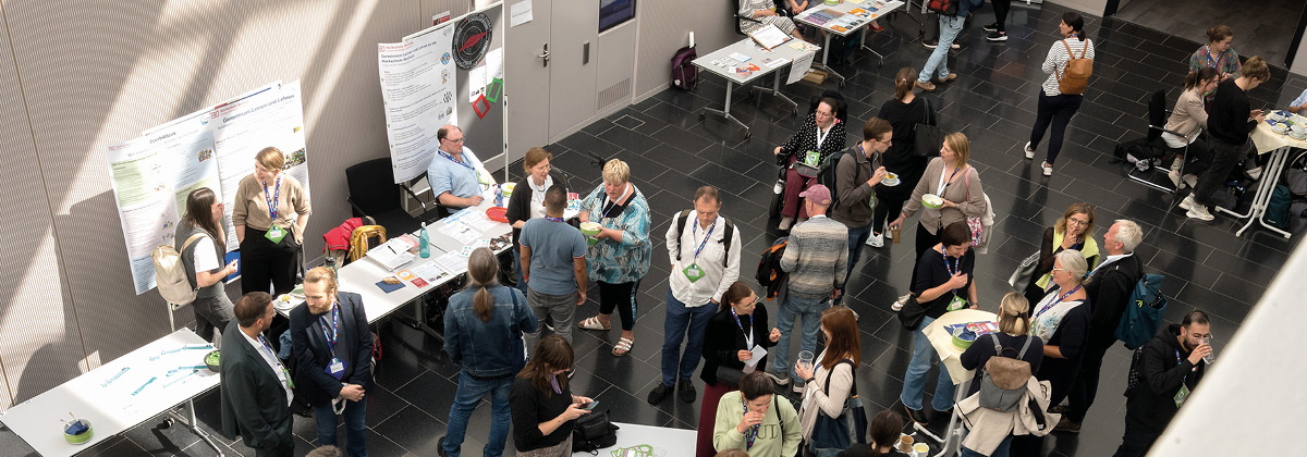 Blick von oben in das Foyer mit dem Markt der Möglichkeiten