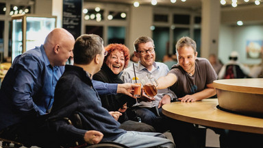 Mehrere Personen sitzen um einen Tisch. Foto: Andi Weiland I Gesellschaftsbilder.de