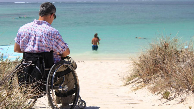 Rollstuhlfahrer am Strand