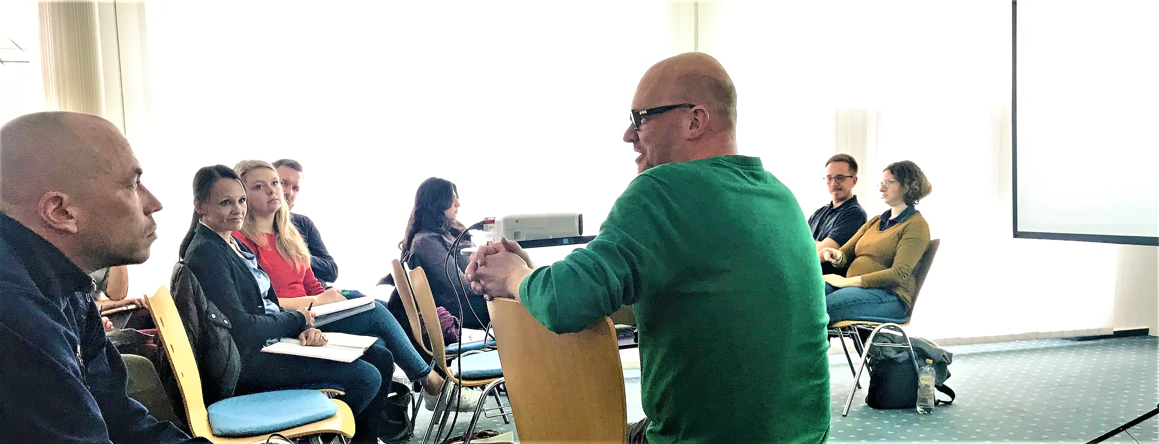 KSL-Mitarbeiter spricht zu einer Gruppe von Berater*innen