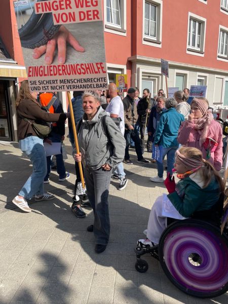 Bild von einem Demo-Banner "Finger weg von der Eingliederungshilfe - sie sichert Menschenrechte und ist nicht verhandelbar"