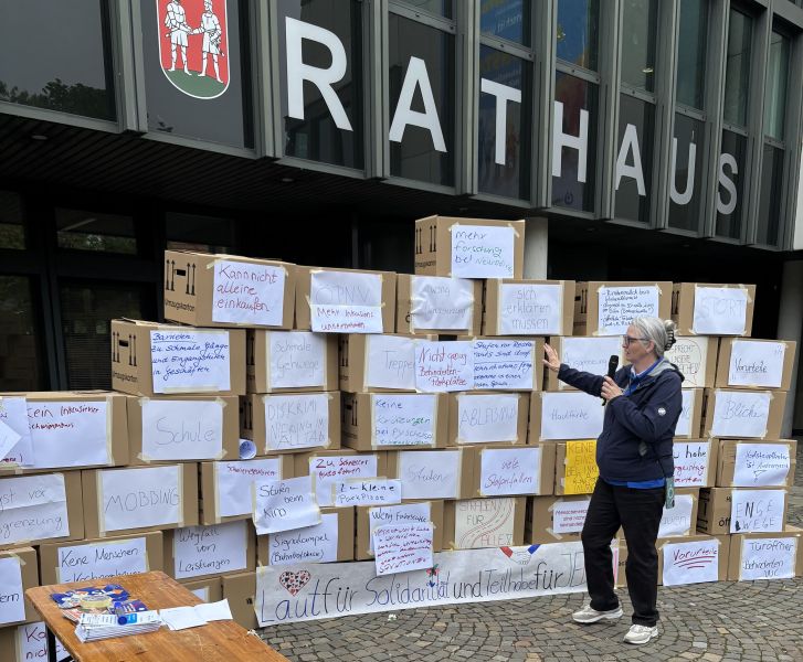 Bild von Barrieremauer aus Kartons in Bünde