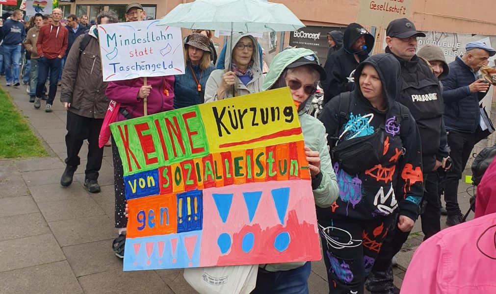 Bild von Demo-Schild "Keine Kürzung von Sozialleistungen"