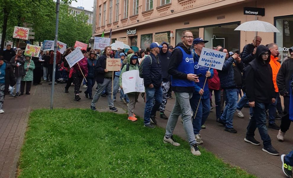 Bild des Demo-Zugs in Bielefeld