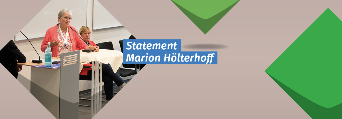 Bild von Marion Hölterhoff während des Vortrages auf dem Fachtag