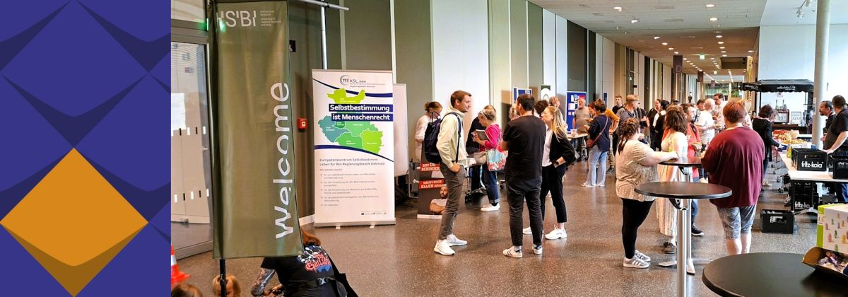 Blick in die Magistrale der Hochschule Bielefeld mit verschiedenen Ständen von Ausstellern