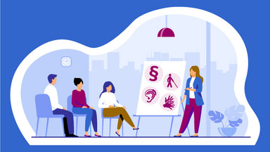 Eine Referentin steht vor einer Tafel. Rechts sitzen drei Teilnehmende