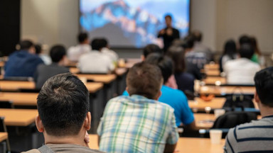 Es wird ein Vortrag gehalten vor Zuhörern