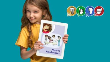 Ein Mädchan hat ein Tablet und stellt das Buch "Nina im Krankenhaus" vor.