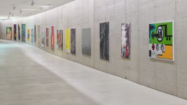 Mehrere Bilder hängen an einer Wand