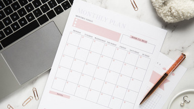 Laptop auf dem Tisch und Terminplanung