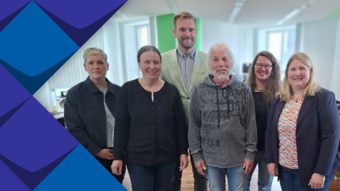 Titelfoto: Gruppenaufnahme am Veranstaltungstag. Von links: Ulrike Häcker (KSL.Detmold), Natalie Ziemann (KSL-MSi-NRW), Jan Waßenberg, Lothar Buddinger und Julia Schwabe (Vorstand der ÜAG NRW), Maren Zebrowski (KSL.Arnsberg)