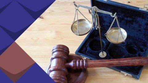 Symbolbild Hammer und Waage