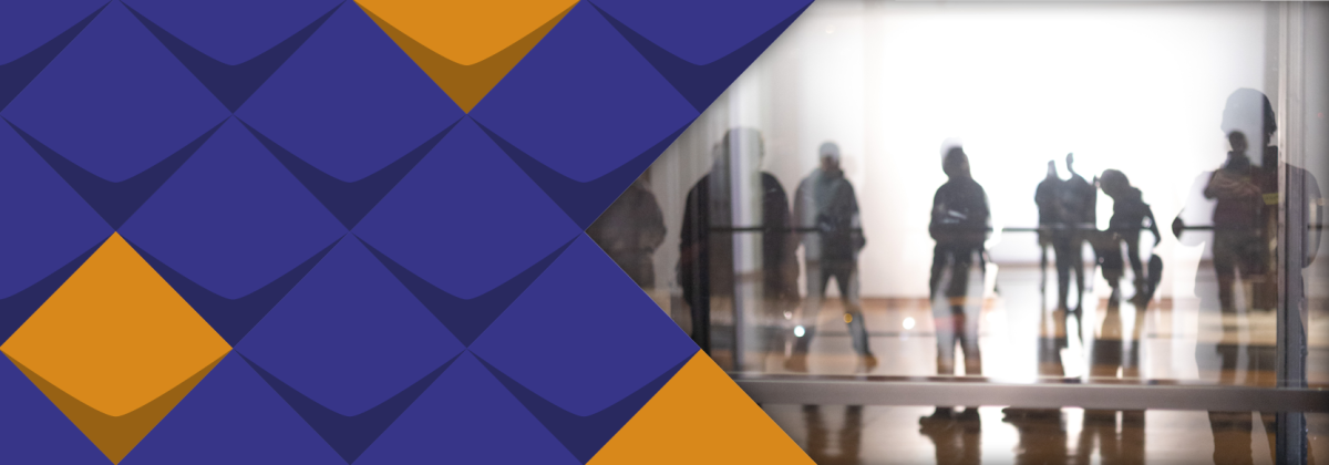 sich in einem Fenster unscharf spiegelnde Personen