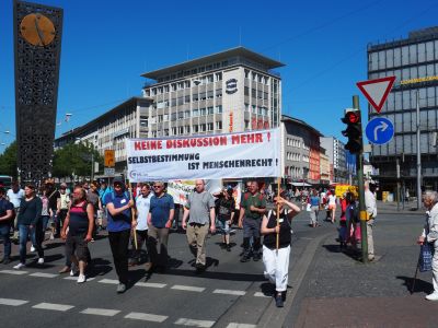 KSL protestiert mit Banner in Bielefeld