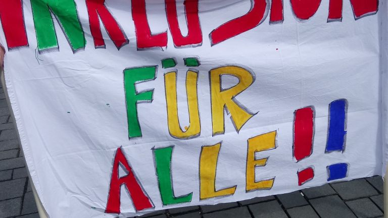 Demonstrationszug für Inklusion