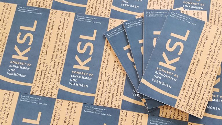 mehrere Broschüren KSL Konkret übereinander gelegt