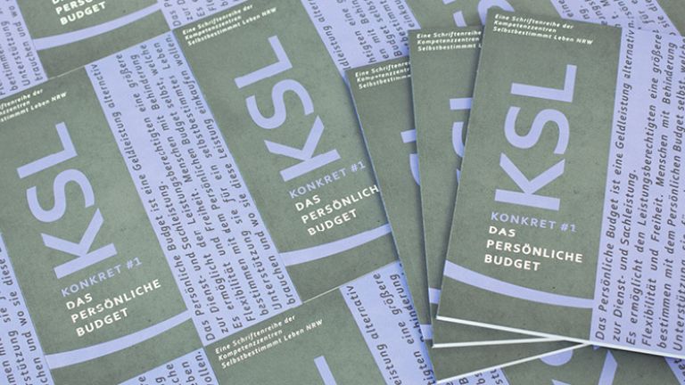 Mehrere Ausgaben der Broschüre KSL Konkret #1 nebeneinander ausgelegt