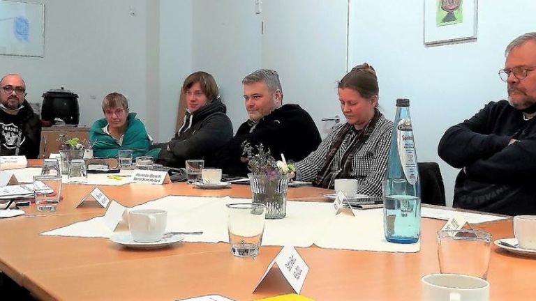 Mehrere Vertreter von Beiräten an einem Tisch