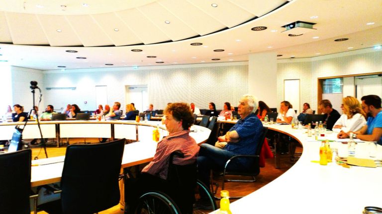 Blick in den Kreissaal Lippes mit Teilnehmer*innen