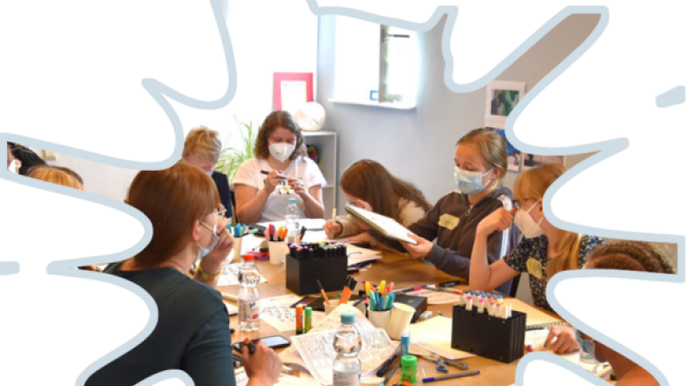 Menschen an einem runden Tisch