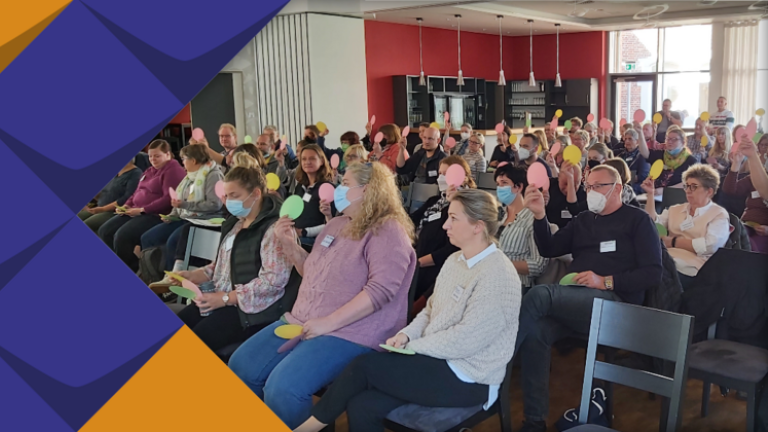 Teilnehmer*innen bei einer Umfrage