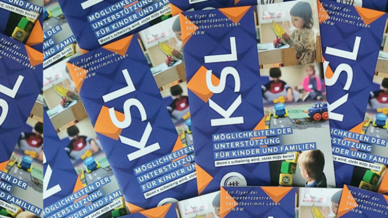 mehrere Broschüren nebeneinander