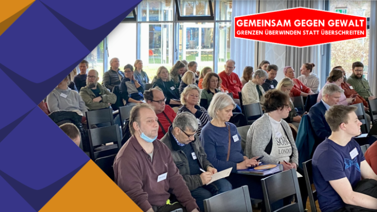 Foto mit Fachtagsteilnehmer*innen