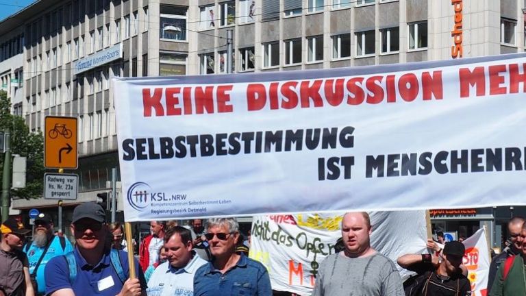 Foto mit Demotransparent