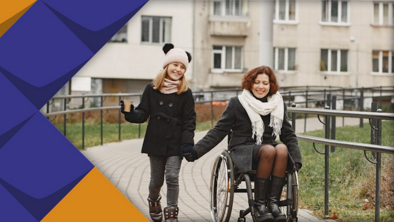 Kind mit Mutter im Rollstuhl spazieren Straße entlang