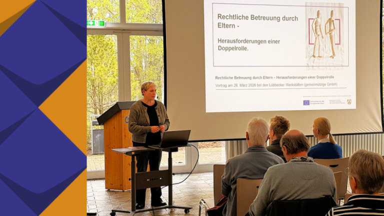 Referentin Ulrike Häcker vor Leinwand mit Präsentation
